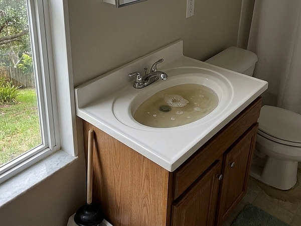 When Slow Drains Could Point to Septic Repairs in Lakeland